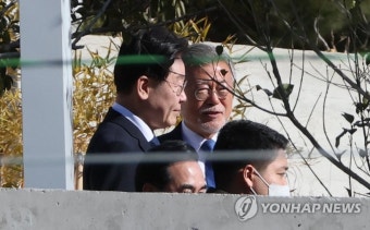 문재인 전 대통령과 이재명 대표