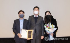 원주시 고향사랑기부금 '1호 기부자'…명륜당 이종근 회장(종합)
