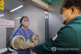 의료진 격려하는 한덕수 총리