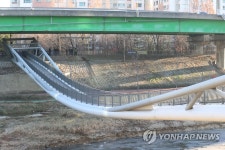 6년 된 신도림역 인근 육교 내려앉아(종합)