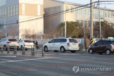 시내버스 운행 중단으로 학교 앞에 줄지어 서 있는 차들