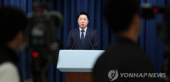 현안 브리핑하는 이재명 대통령실 부대변인
