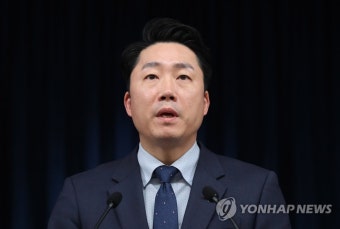 현안 브리핑하는 이재명 대통령실 부대변인