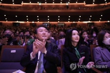 2023 신년음악회 관람하는 윤석열 대통령 내외