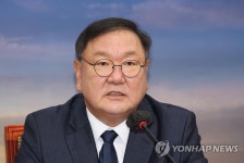 기자간담회에서 발언하는 김태년 민생경제위기대책위원장