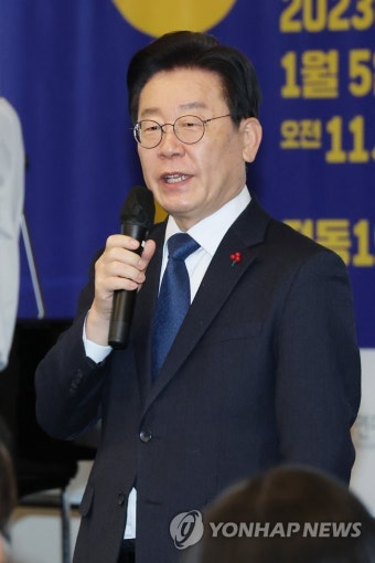 시민사회단체 신년하례회서 인사말 하는 이재명 대표