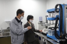 유경에이치앤디 | 감기약 생산시설 방문한 오유경 식약처장