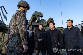 단거리 지대공 유도무기 '천마' 설명 듣는 국방위 야당 위원들