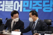박홍근 원내대표와 대화하는 이재명 대표