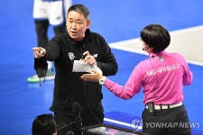 제대로 안 보고 비디오 판독 재번복…프로배구 판정 또 논란