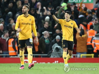 황희찬, 리버풀 상대 시즌 첫 골…울버햄프턴, 무승부로 재경기