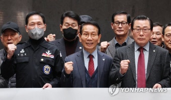 특전사복 전직 군인들, 5·18 단체 첫 방문…