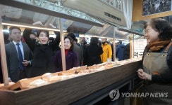 대구 서문시장에서 상인에게 손하트 만들어 보이는 김건희 여사