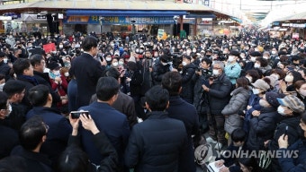 인천 모래내시장에서 즉석연설하는 이재명 대표