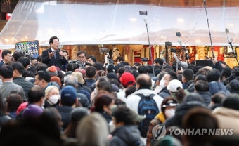 인천 모래내시장에서 즉석연설하는 이재명 대표