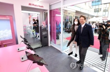 코리아그랜드세일 명동웰컴센터 둘러보는 박보균 장관