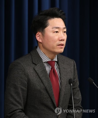 현안 브리핑하는 이재명 대통령실 부대변인