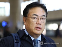 취재진 질문에 답하는 정진석 한일의원연맹 회장