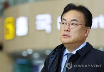 취재진 질문에 답하는 정진석 한일의원연맹 회장
