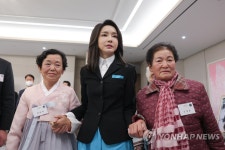 '칠곡할매글꼴' 주인공 할머니들 손잡은 김건희 여사