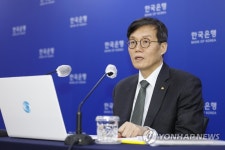 통화정책방향 기자간담회 하는 이창용 총재
