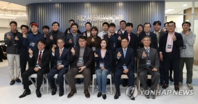 제2서울핀테크랩 입주 기업들과 기념촬영