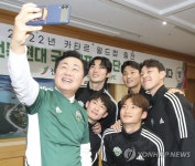 김관영 전북지사와 전북현대 선수들