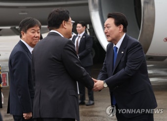 악수하는 윤석열 대통령과 국민의힘 정진석 비대위원장