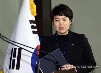 브리핑룸 입장하는 김은혜 홍보수석