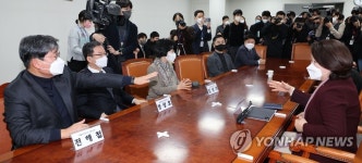 초당적 정치개혁 의원모임에서 대화하는 전해철 의원과 심상정 의원