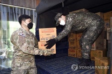 공군 1전비, 지역아동센터에 설 선물 전달