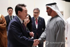 UAE 대통령과 악수하는 윤석열 대통령