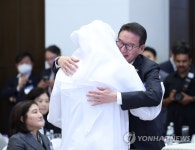 UAE 경제인과 포옹하는 허용수 GS에너지 사장