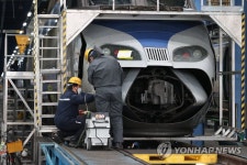 설 앞두고 철도 정비하는 정비사들