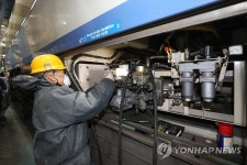 설 명절 앞두고 철도 정비하는 코레일