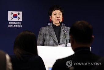 윤 대통령 스위스 일정 관련 브리핑하는 김은혜 홍보수석