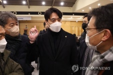 항의하는 한준호 의원