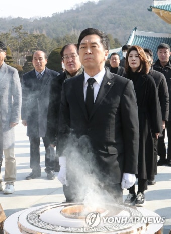 대전현충원 참배하는 김기현 의원