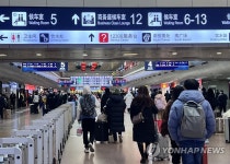 중국 춘제 앞두고 기차 기다리는 사람들