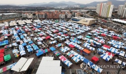 설 앞두고 모란시장 찾은 시민들