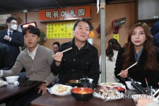 대구 서문시장서 분식 맛보는 안철수