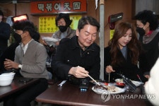 서문시장 찾아 분식 맛보는 안철수