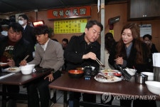 대구 서문시장서 분식 맛보는 안철수
