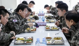 장병과 함께 식사하는 이재명 대표