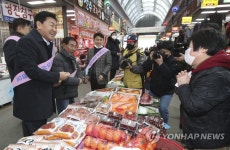 전주 전통시장서 장 보는 전북지사