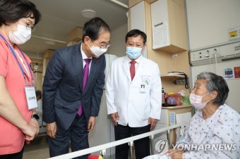 인천의료원 방문해 입원환자 위로하는 한덕수 국무총리
