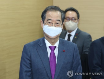 지역 간 의료격차 완화 위한 규제혁신 현장간담회 입장하는 한덕수 총리
