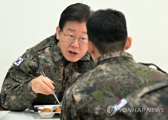 장병과 대화하는 이재명 대표