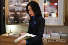 취리히 미술관 기프트샵 둘러보는 김건희 여사