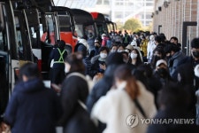 붐비기 시작한 버스터미널